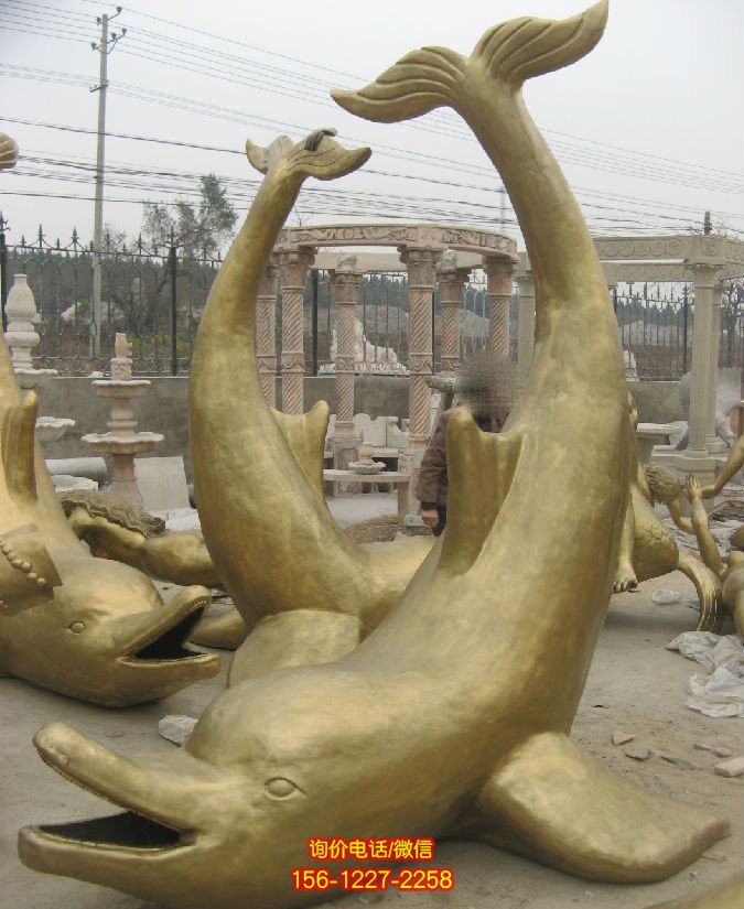 游樂(lè)場(chǎng)多只趴著的不銹鋼海豚雕塑