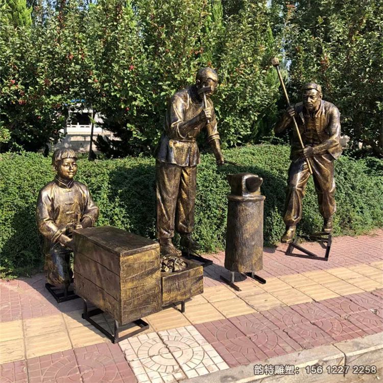 玻璃鋼打鐵匠雕塑，民俗打鐵人物雕塑制作廠家