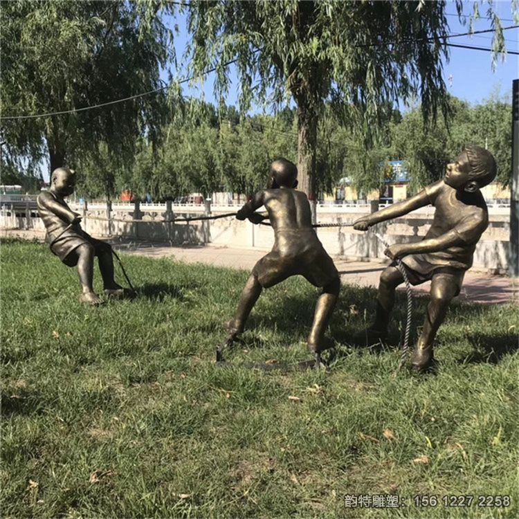 廣場玻璃鋼拔河小孩雕塑，兒童拔河雕塑案例欣賞