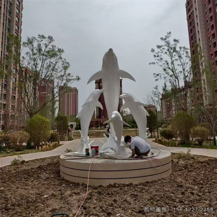 玻璃鋼海豚雕塑安裝現場 母子海豚組合造型案例 玻璃鋼海豚雕塑安裝現場 母子海豚組合造型案例